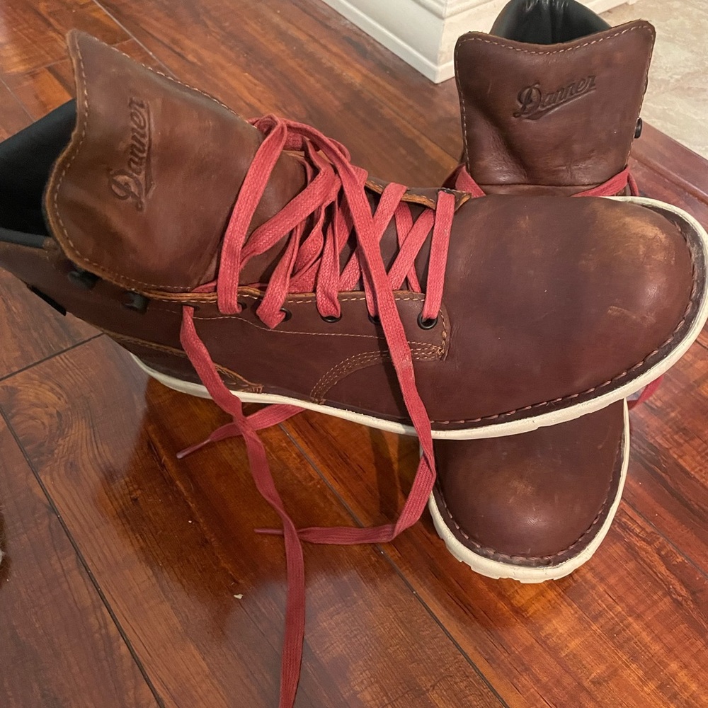 Canner logger boots in great preowned condition